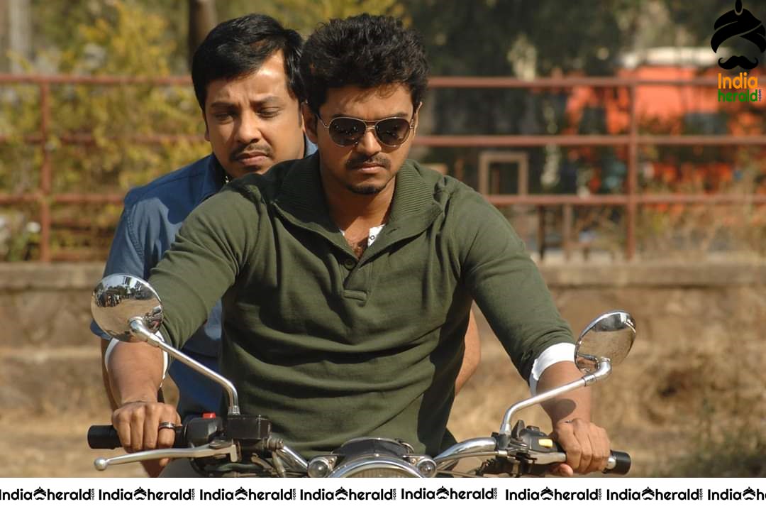 Rare and Unseen Photos of Vijay and Kajal from Thuppakki Movie Set 1