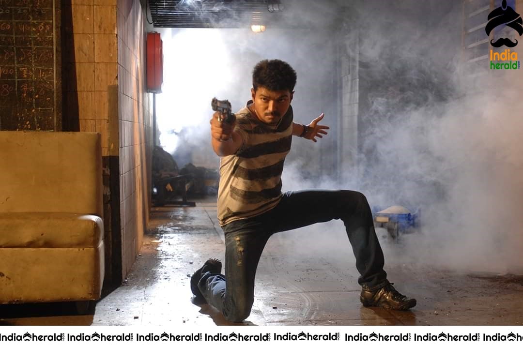 Rare and Unseen Photos of Vijay and Kajal from Thuppakki Movie Set 2