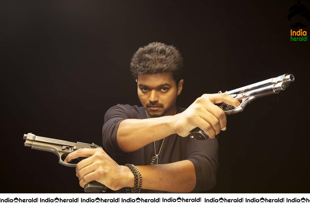 Rare and Unseen Photos of Vijay and Kajal from Thuppakki Movie Set 4