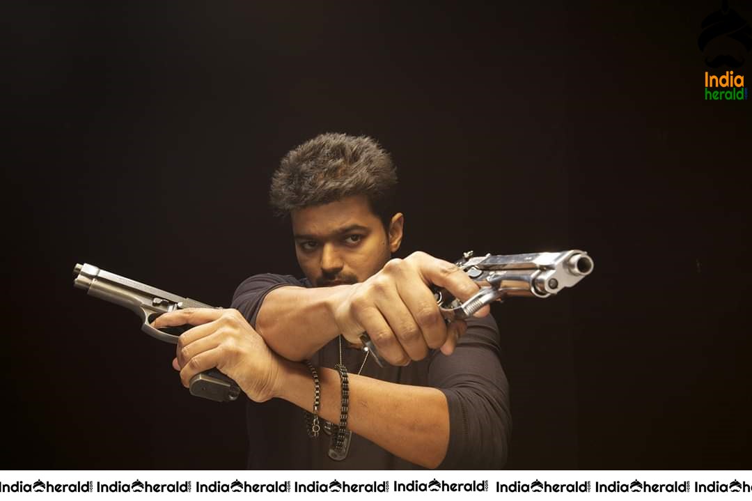 Rare and Unseen Photos of Vijay and Kajal from Thuppakki Movie Set 4