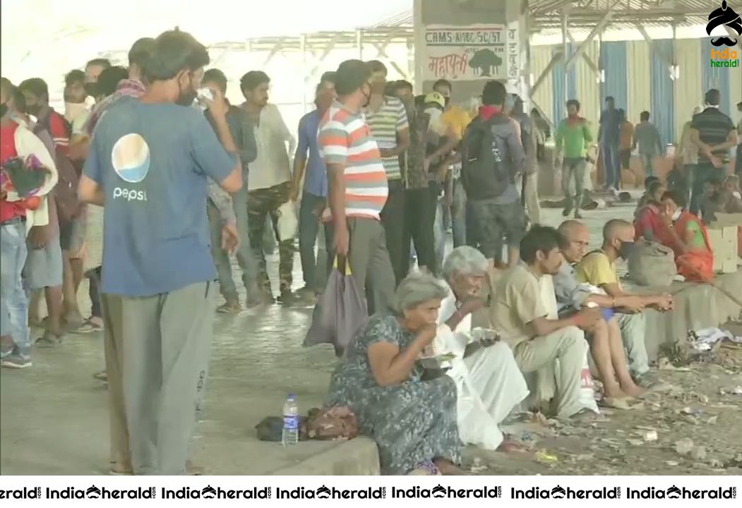 RTMM Association distributed food among 250 migrant workers under a flyover in Mumbai amid COVID19 lockdown