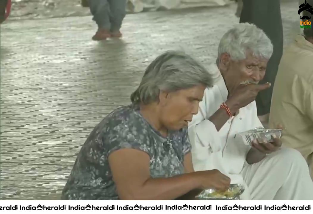 RTMM Association distributed food among 250 migrant workers under a flyover in Mumbai amid COVID19 lockdown