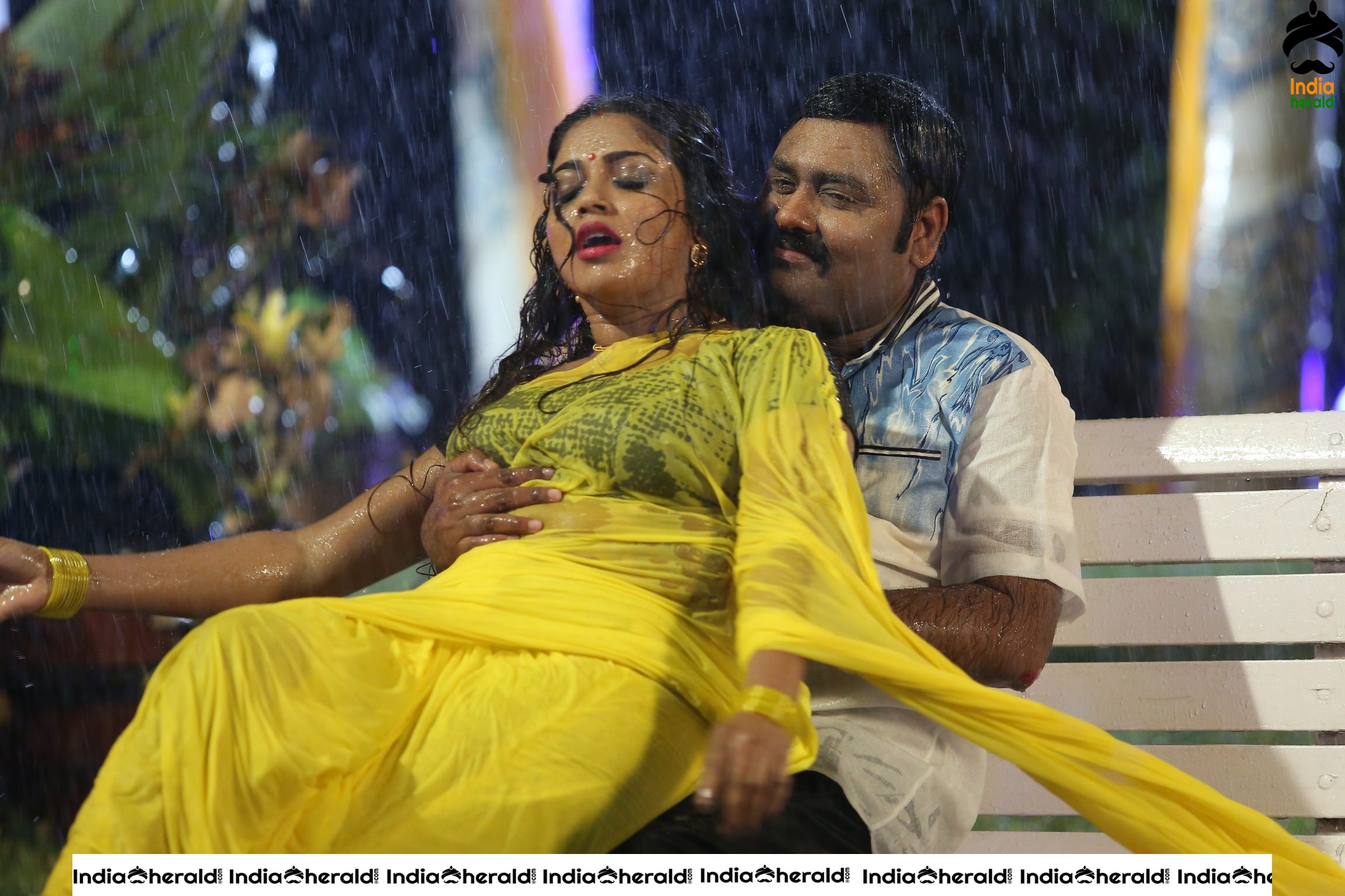 Toli toli Muddhu Hot Song Stills from Erra Cheera