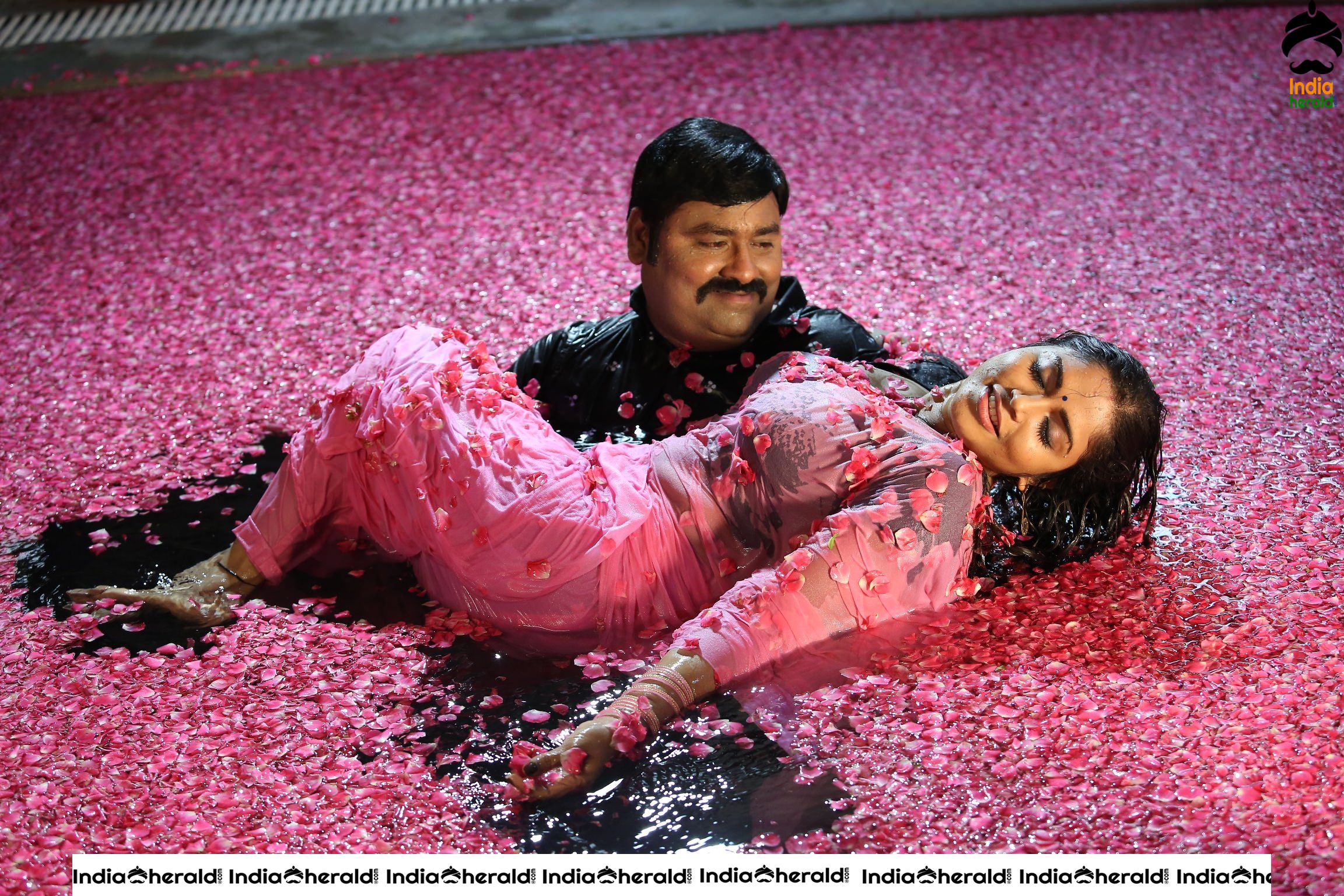 Toli toli Muddhu Hot Song Stills from Erra Cheera