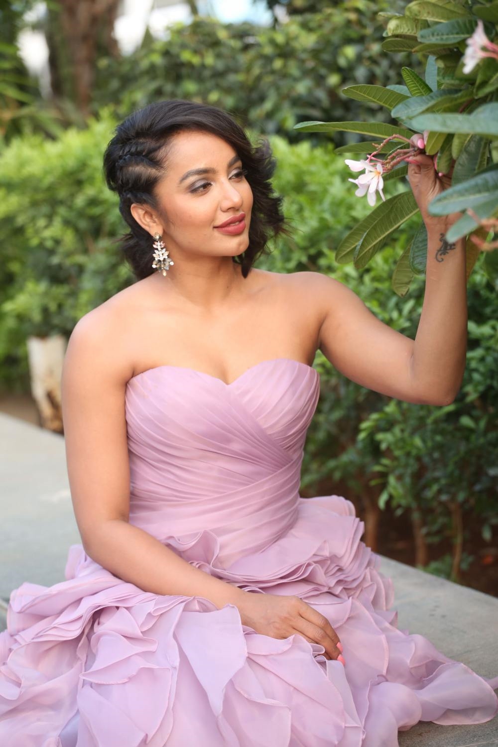 BiggBoss2 Contestant Tejaswi Madivada Hot Sizzling Images In Pink Dress