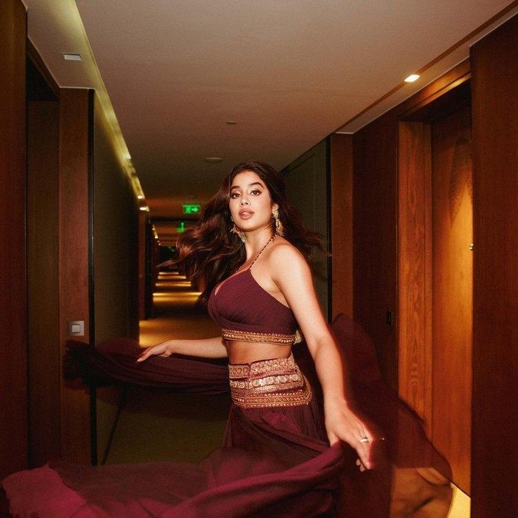 Janhvi Kapoor New Crazy Photos