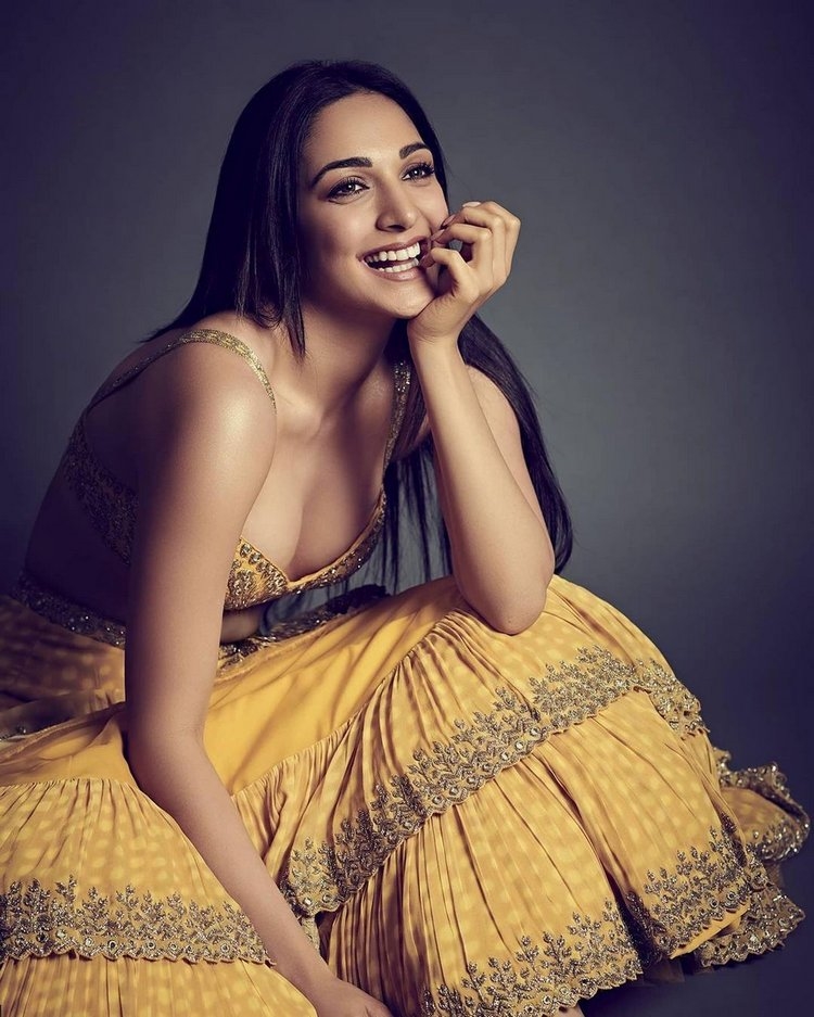 Kiara Advani Images In Facebook