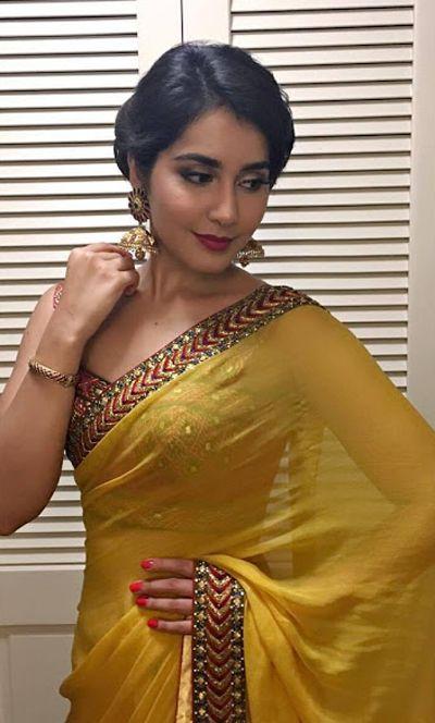 Actress Raashi Khanna in Saree HD Photos