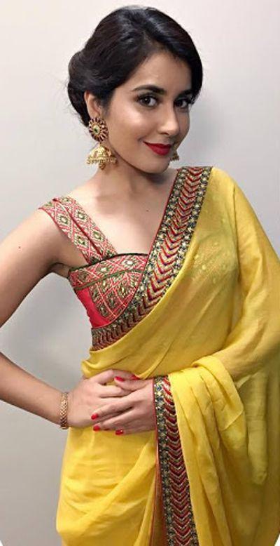 Actress Raashi Khanna in Saree HD Photos