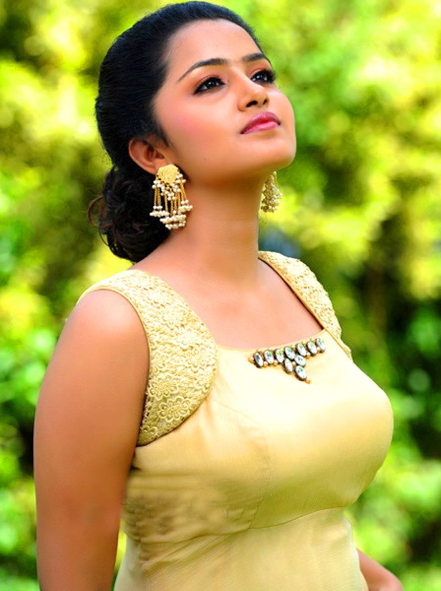 Anupama Parameswar New Stills