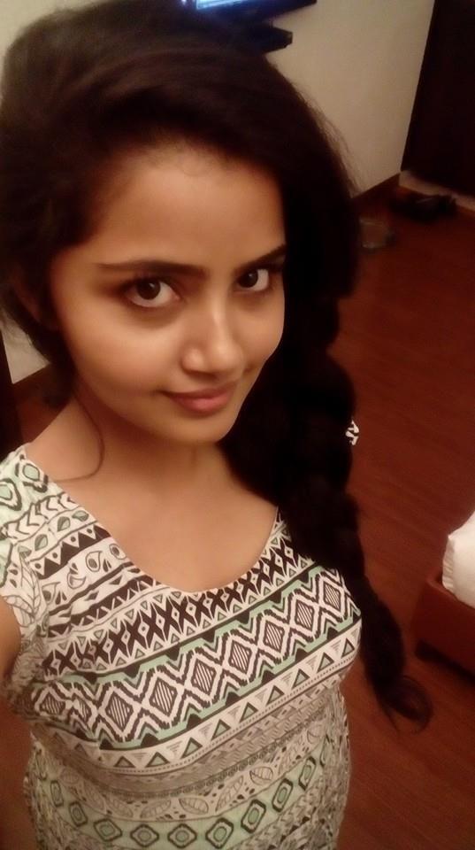 RARE & UNSEEN Photos of Anupama Parameswaran