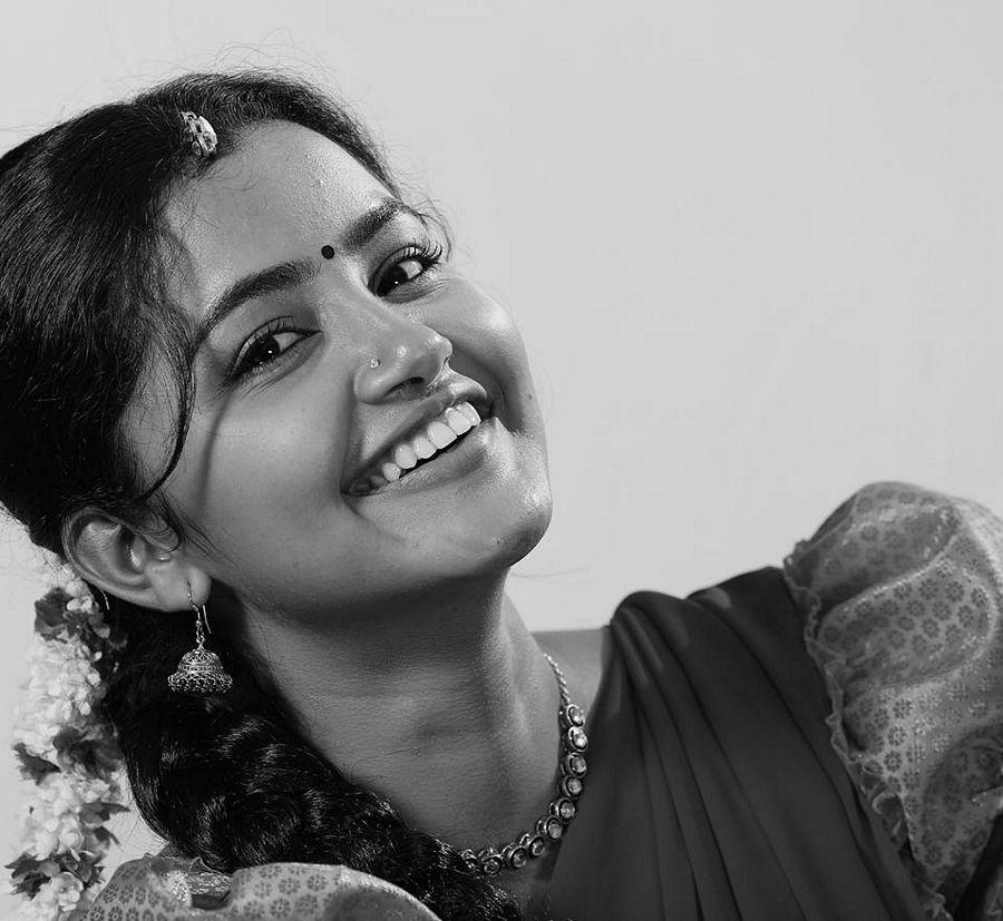 RARE & UNSEEN Photos of Anupama Parameswaran