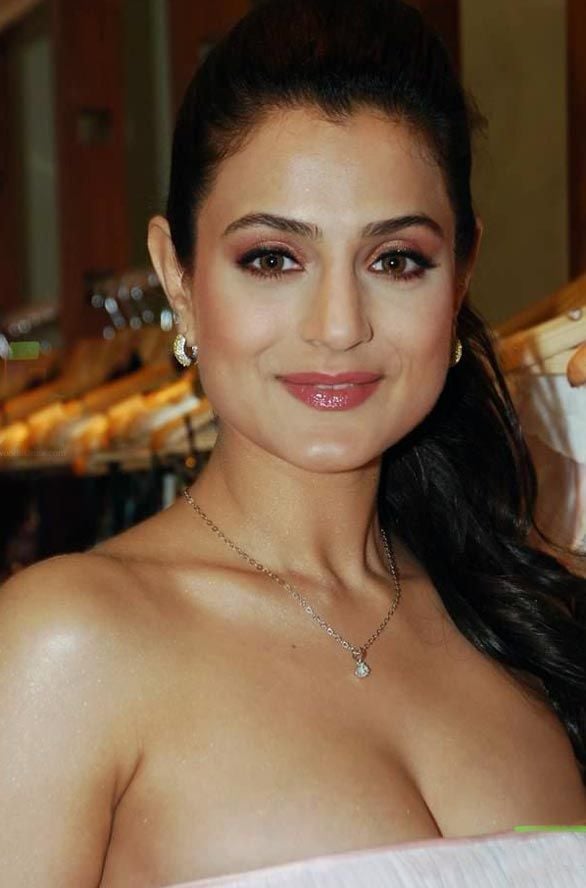 Ameesha Patel Hot & Sexy Photo Collection