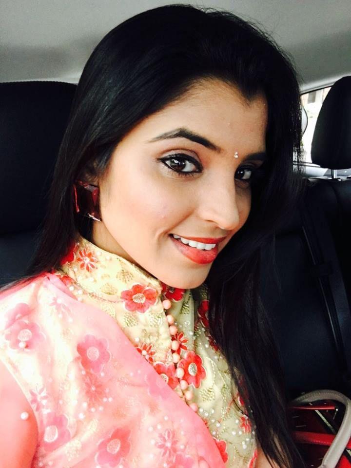 Telugu TV Anchor Shyamala Rare & UNseened Photos