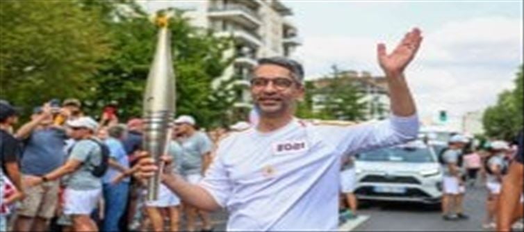 Olympic Gold Medallist Abhinav Bindra Carries Paris Olympic Flame Ahead of Opening Ceremony: