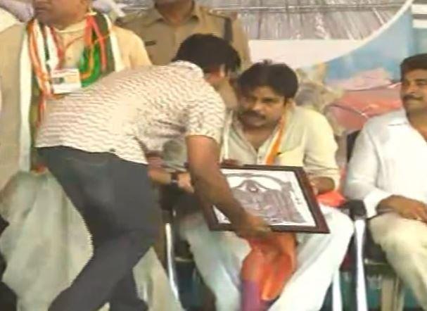 Pawan Kalyan Addresses at Handloom Weavers Satyagraha Deeksha