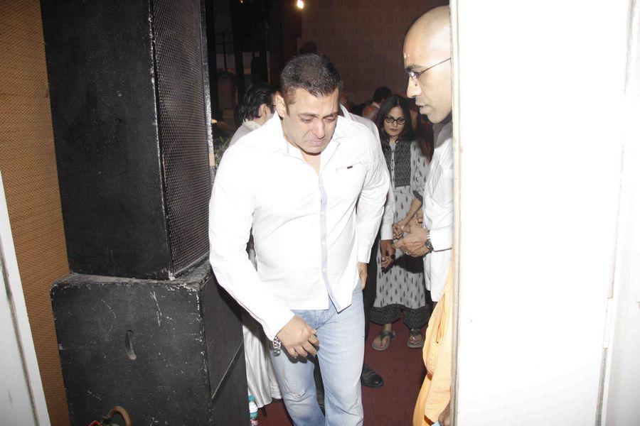 Salman Khan attend Photos the Prayer meet of Rajat Badjatya