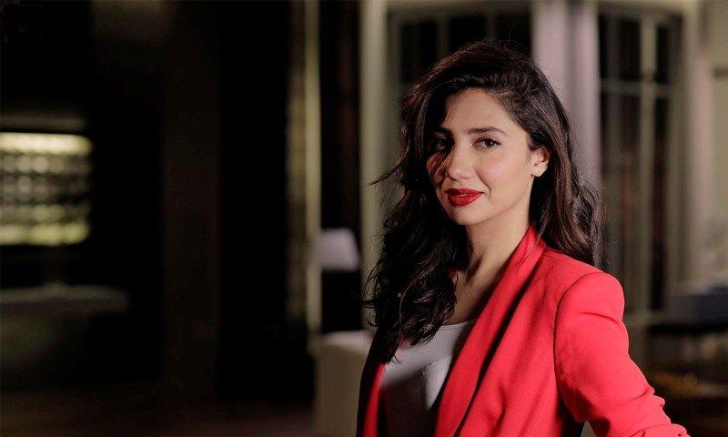 21 Pakistani Actresses Who Look HOT In Red Photos