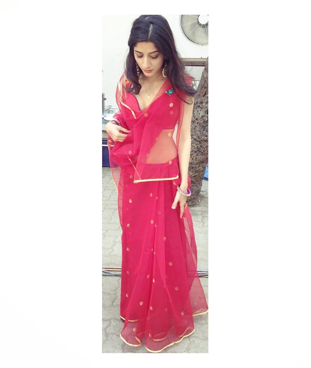 21 Pakistani Actresses Who Look HOT In Red Photos