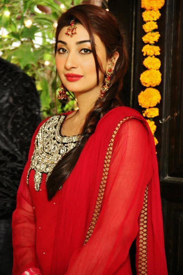 21 Pakistani Actresses Who Look HOT In Red Photos