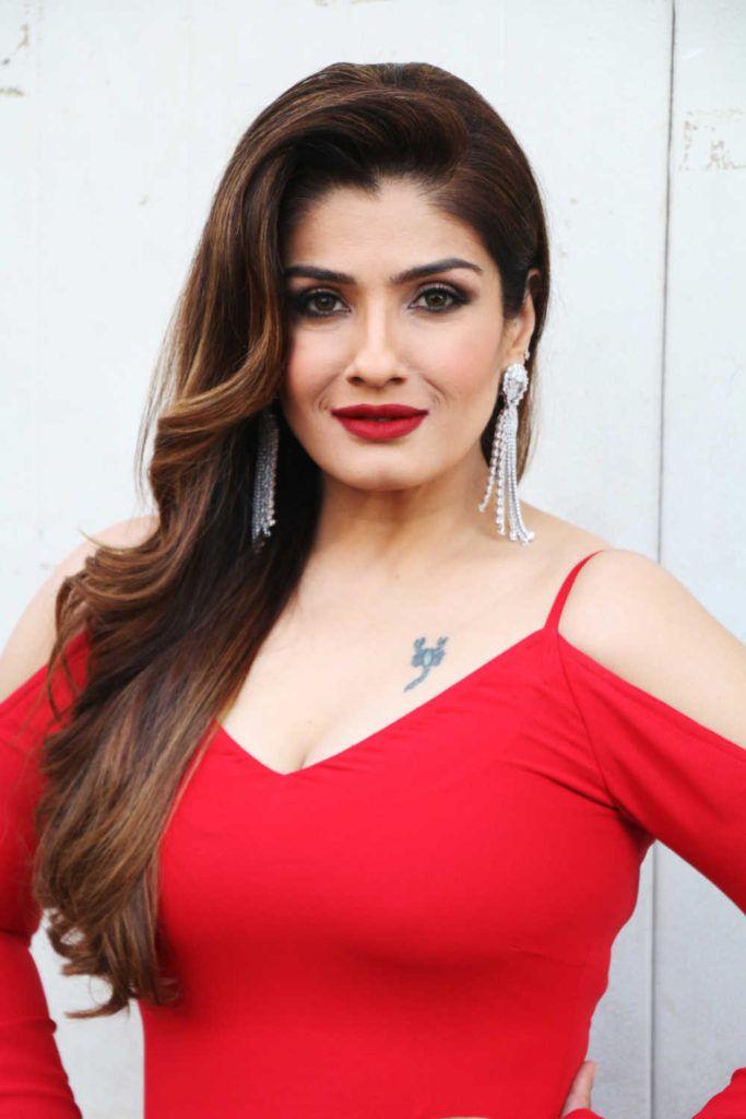 30+ Raveena Tandon Looks Elegantly H0T In A Saree & Latest Photos