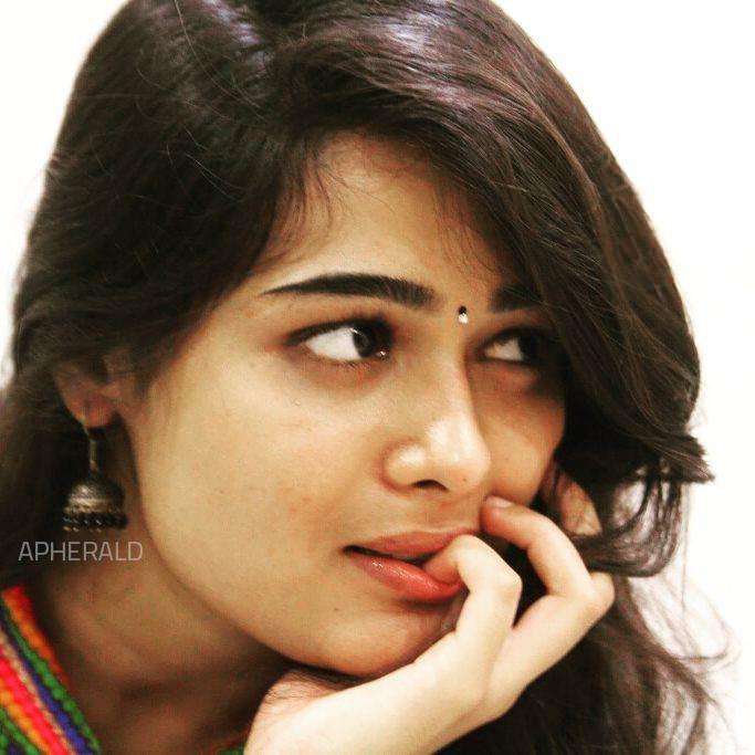 ARJUN REDDY girl Shalini Pandey Never Seen SENSUOUS Photo Collections