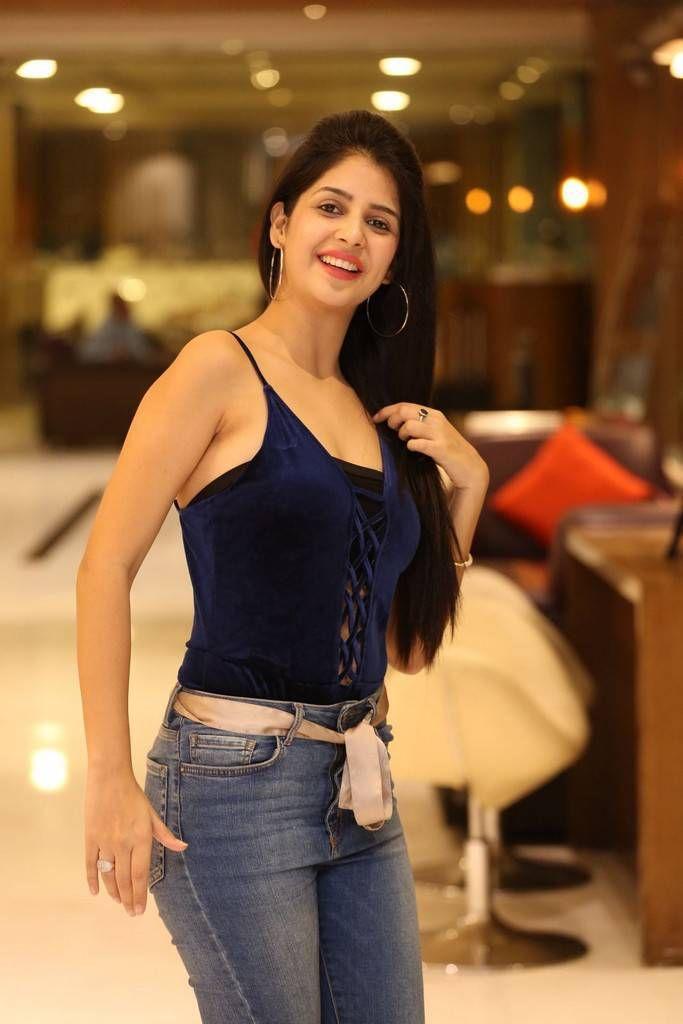 Actress Kashish Vohra Latest Hot & Spicy Stills