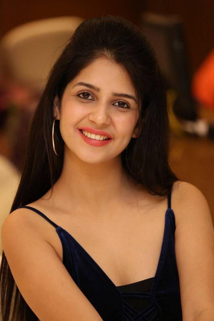 Actress Kashish Vohra Latest Hot & Spicy Stills