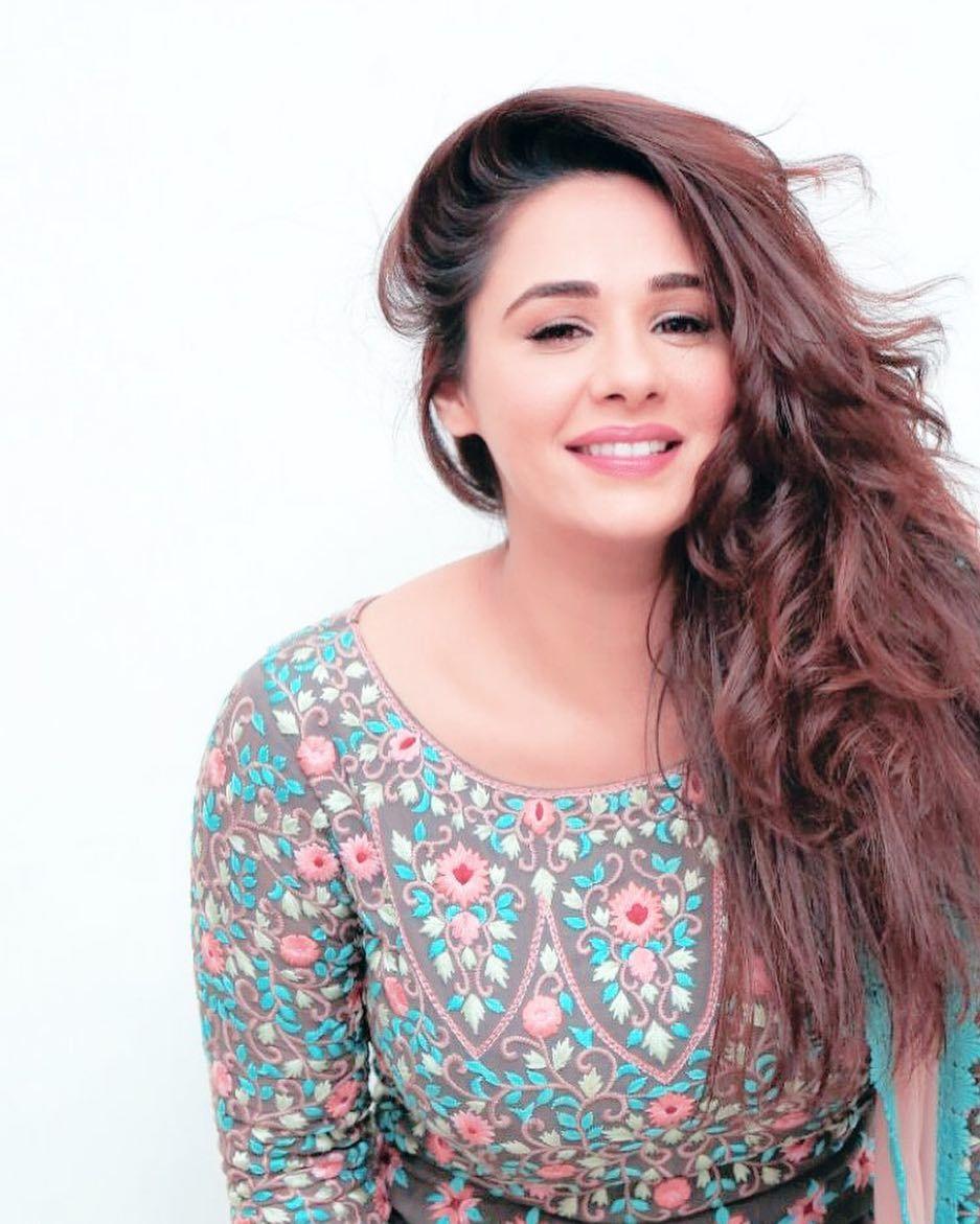 Actress Mandy Takhar Latest Hot Stills