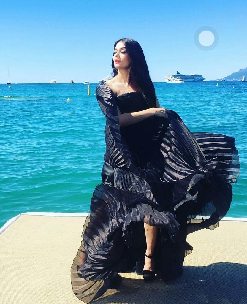 Aishwarya Rai Bachchan Ravishing in black dress at Cannes Photos