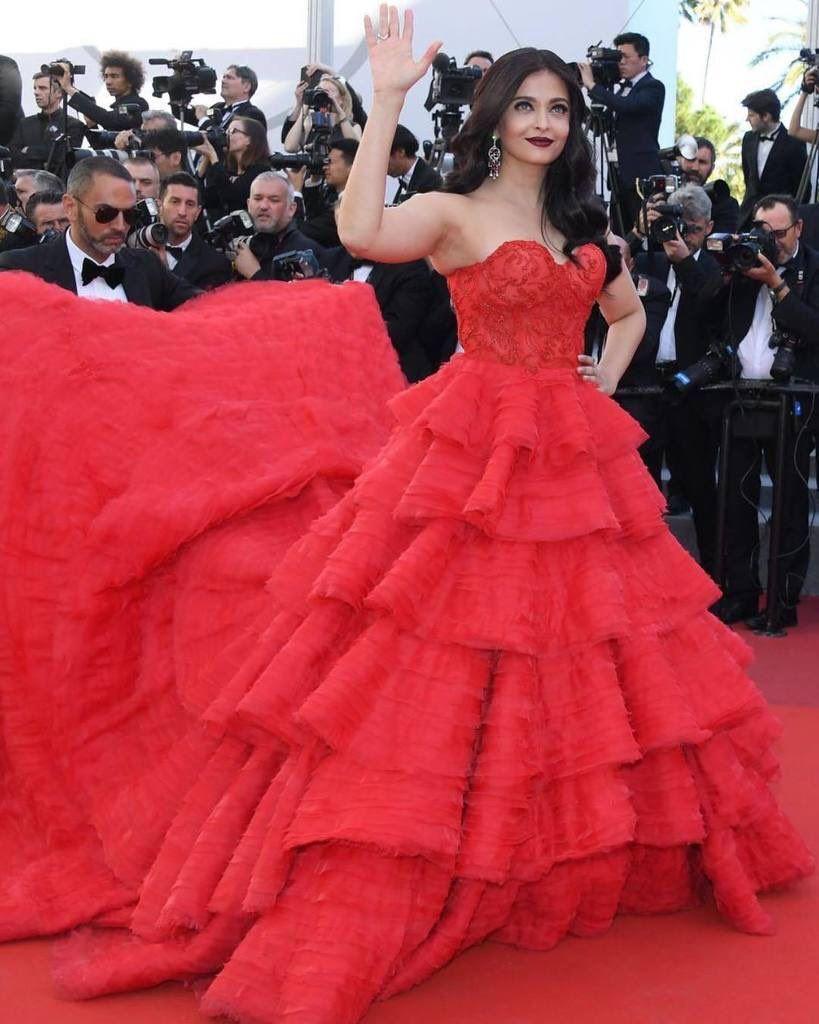 Aishwarya Rai Bachchan Ravishing in black dress at Cannes Photos