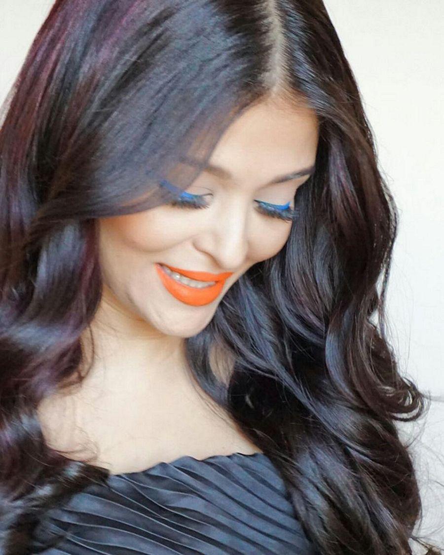 Aishwarya Rai Bachchan Ravishing in black dress at Cannes Photos