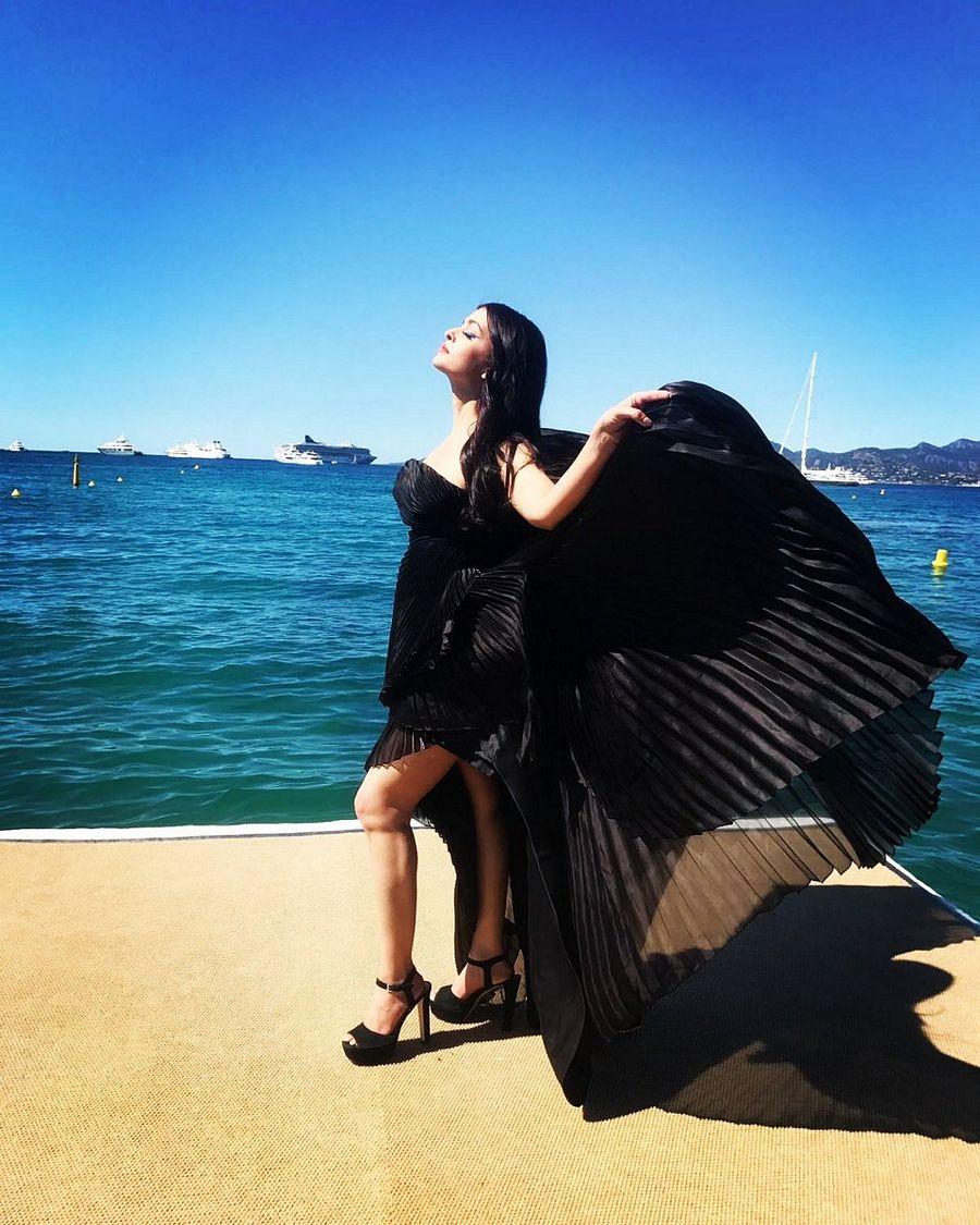 Aishwarya Rai Bachchan Ravishing in black dress at Cannes Photos