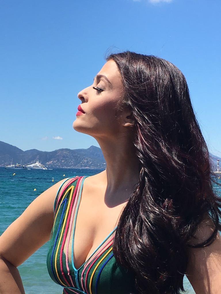 Aishwarya Rai Bachchan Ravishing in black dress at Cannes Photos