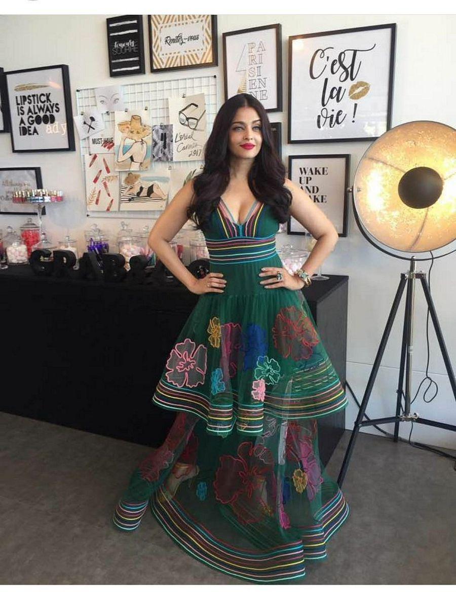 Aishwarya Rai Bachchan Ravishing in black dress at Cannes Photos