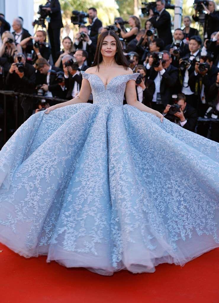 Aishwarya Rai Bachchan Ravishing in black dress at Cannes Photos