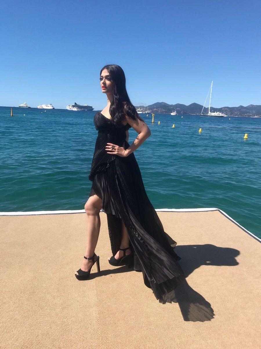 Aishwarya Rai Bachchan Ravishing in black dress at Cannes Photos