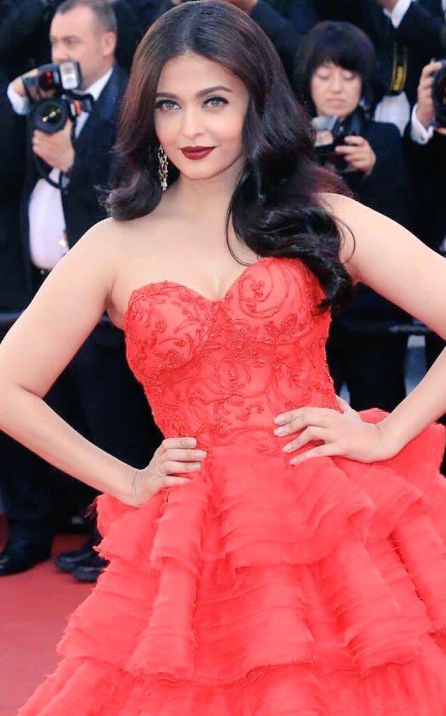 Aishwarya Rai Bachchan Ravishing in black dress at Cannes Photos