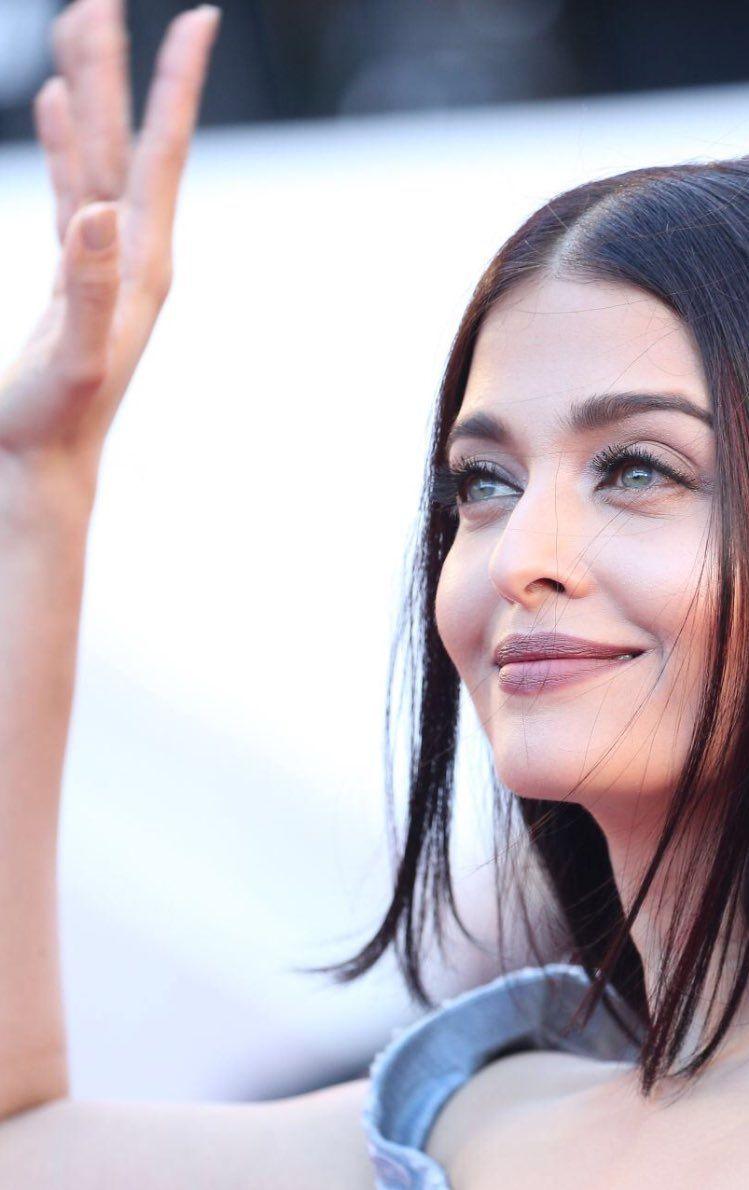 Aishwarya Rai Bachchan Ravishing in black dress at Cannes Photos