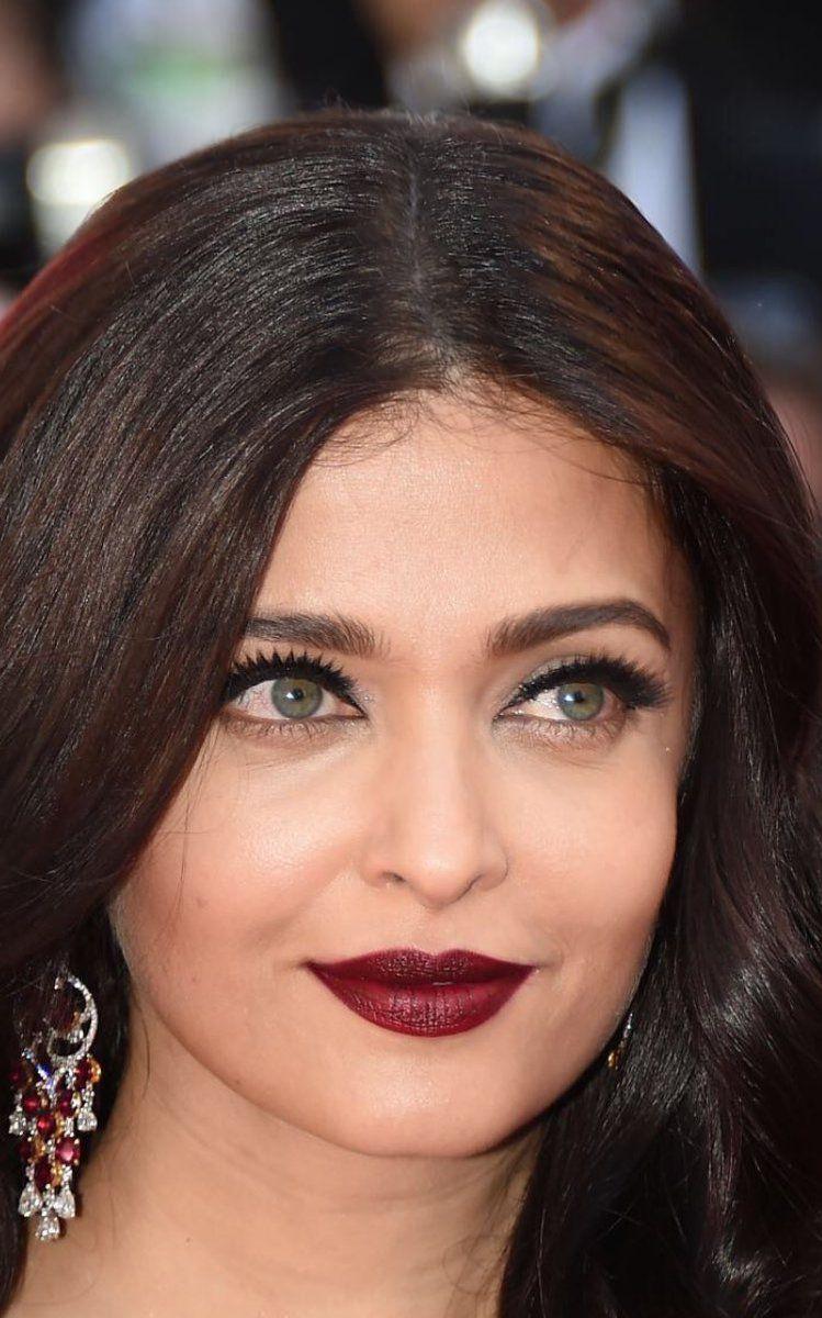 Aishwarya Rai Bachchan Ravishing in black dress at Cannes Photos