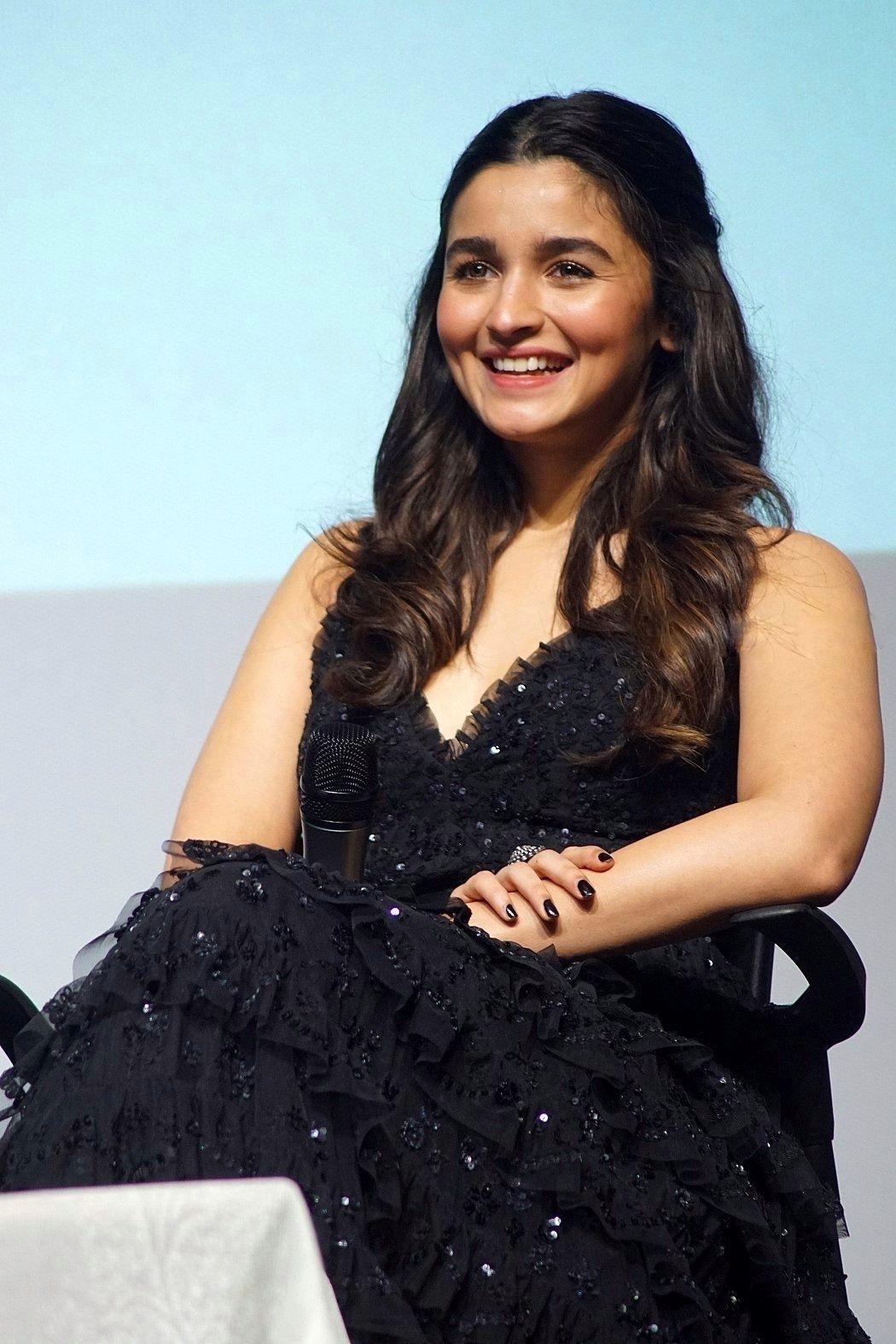 Alia Bhatt looking sexy in black dress Photos