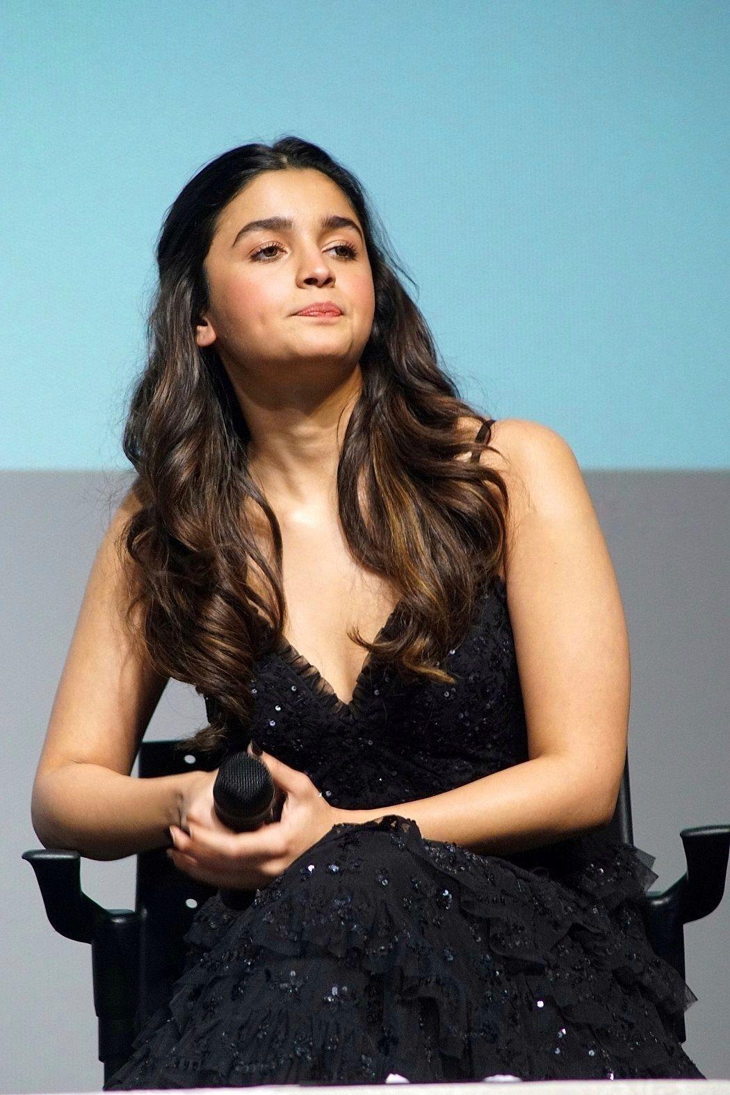 Alia Bhatt looking sexy in black dress Photos