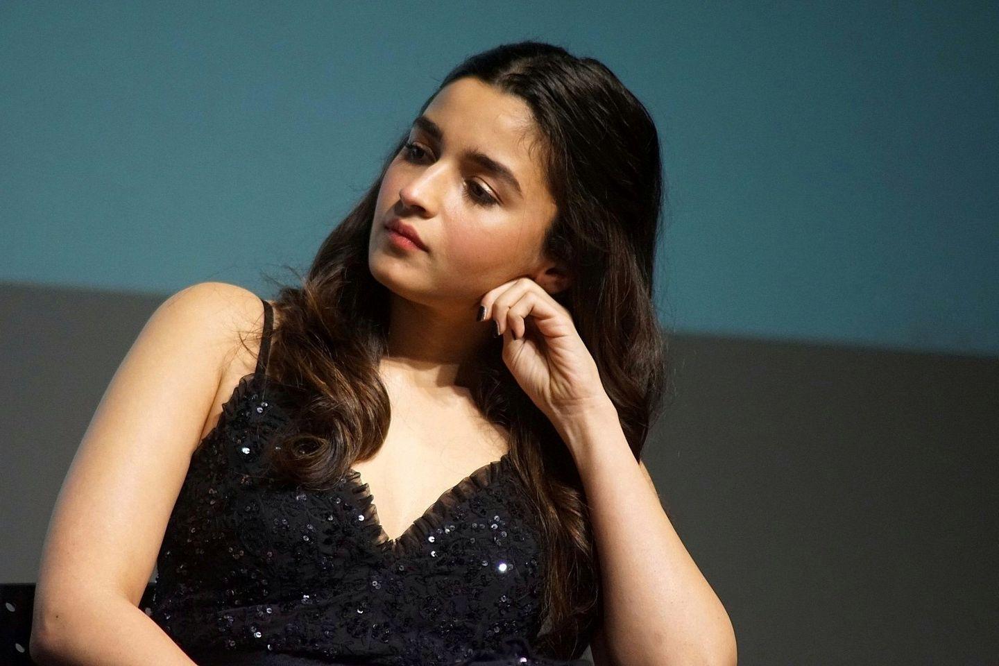 Alia Bhatt looking sexy in black dress Photos