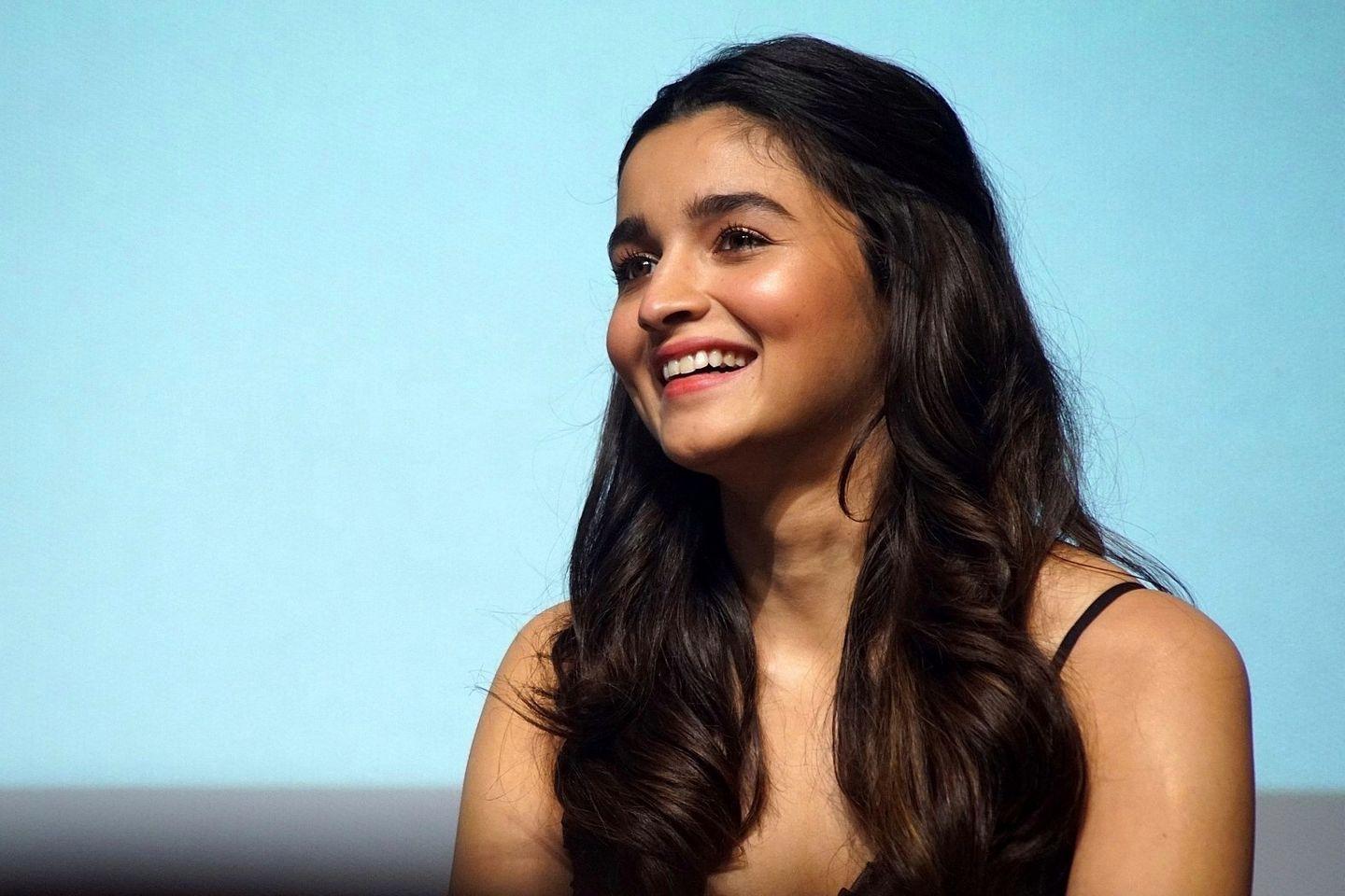 Alia Bhatt looking sexy in black dress Photos