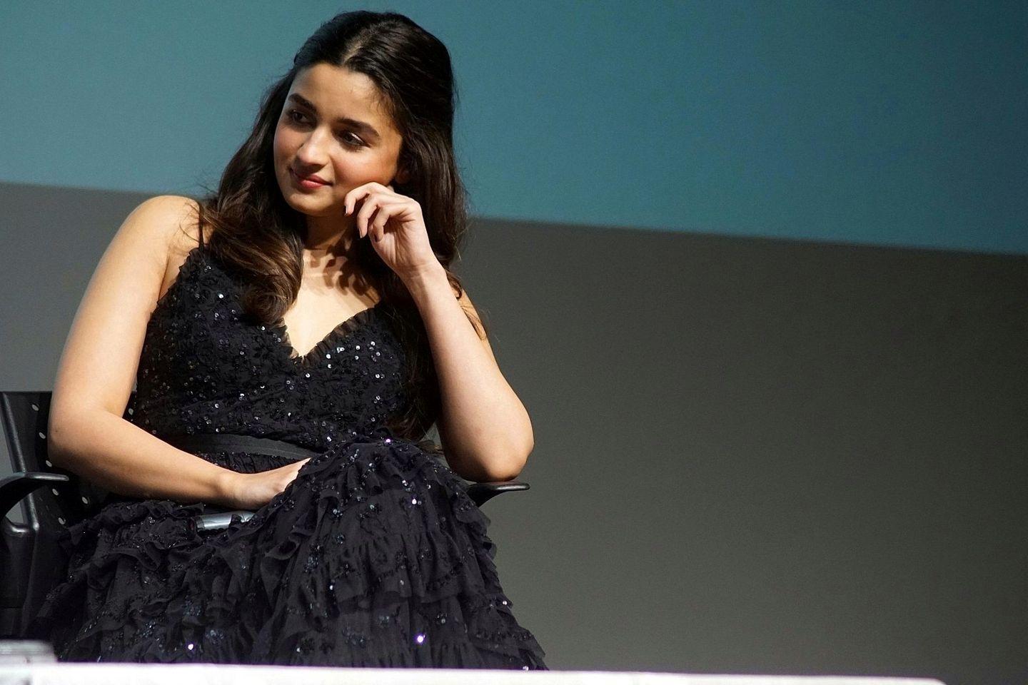 Alia Bhatt looking sexy in black dress Photos