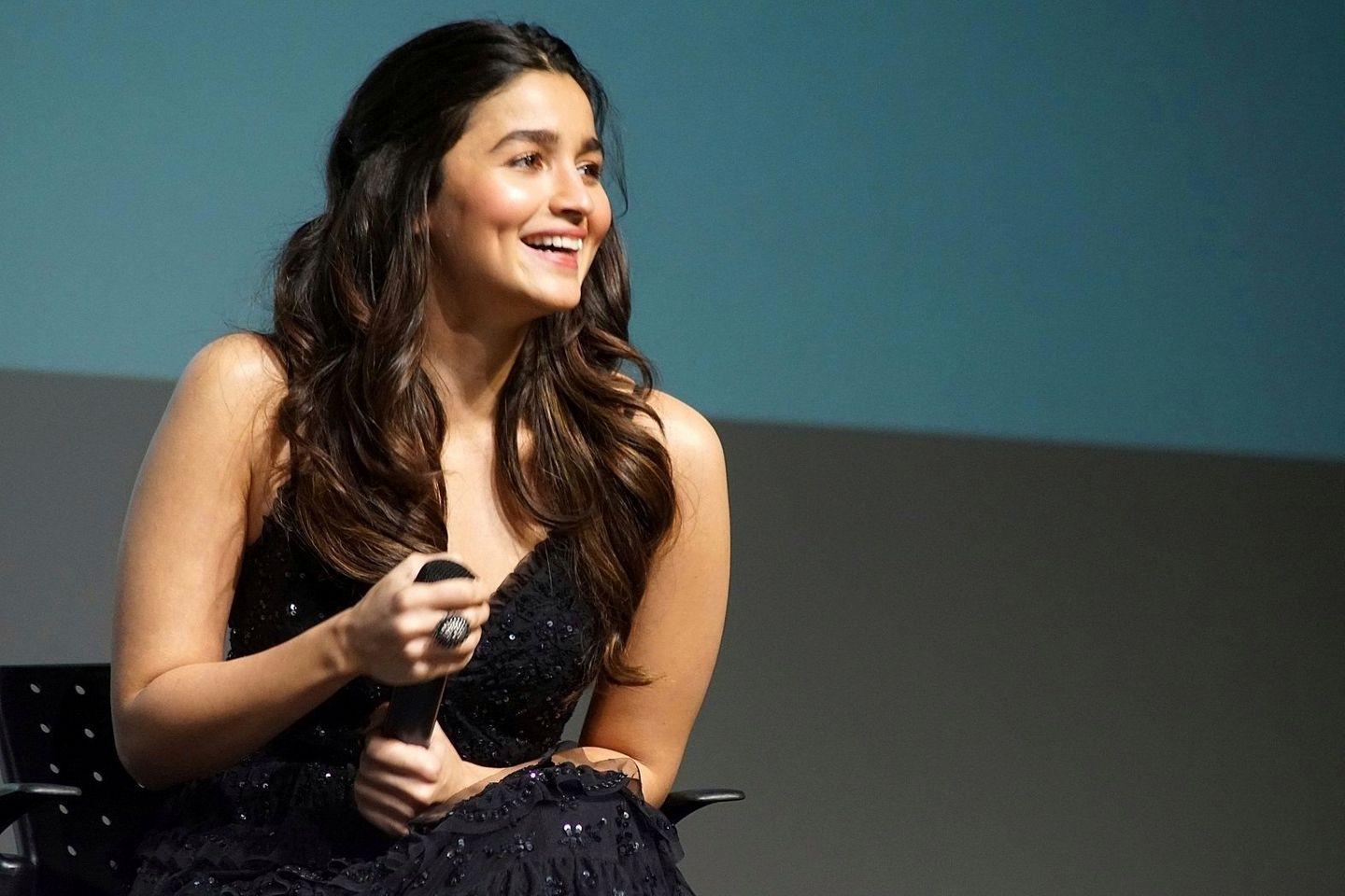 Alia Bhatt looking sexy in black dress Photos