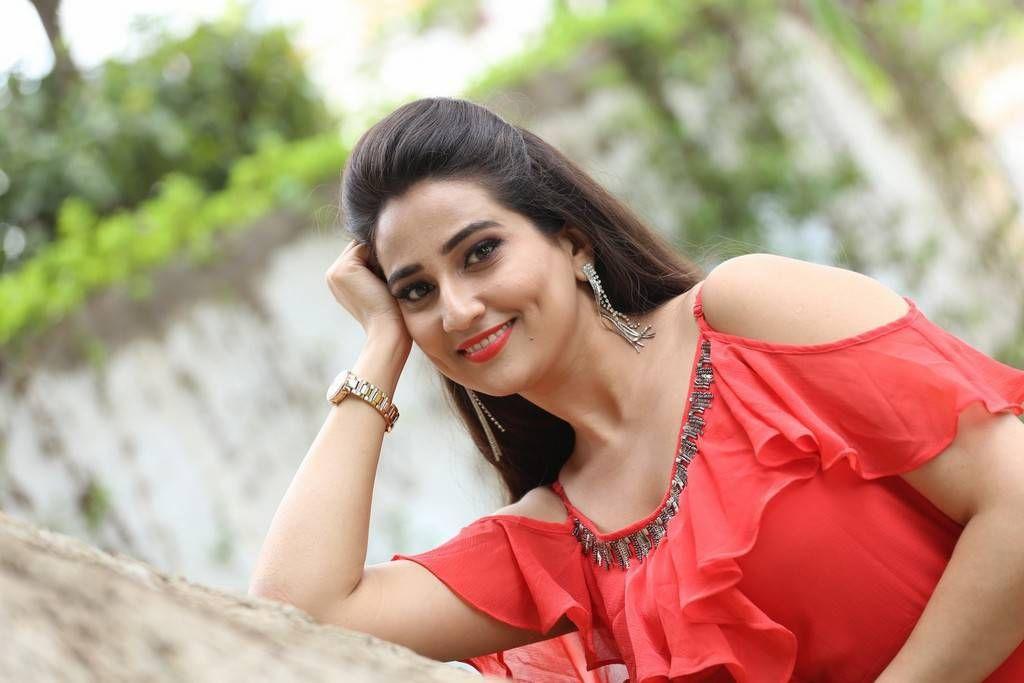 Anchor Manjusha Latest Saree 2017 Photo Stills