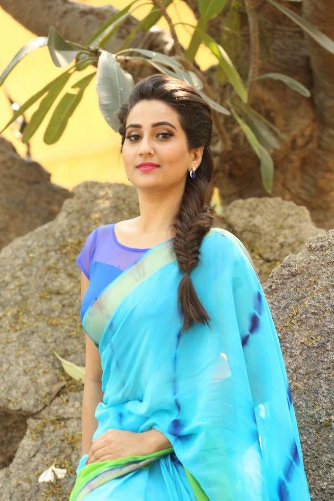 Anchor Manjusha Latest Saree 2017 Photo Stills