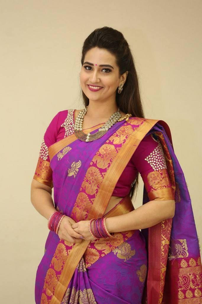 Anchor Manjusha Latest Saree 2017 Photo Stills