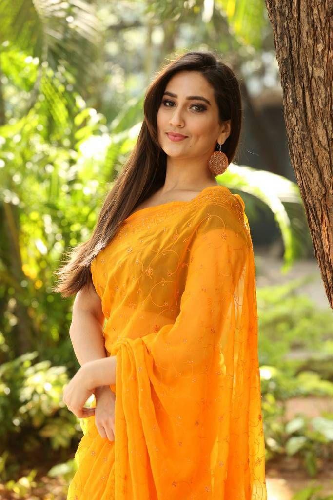 Anchor Manjusha Latest Saree 2017 Photo Stills